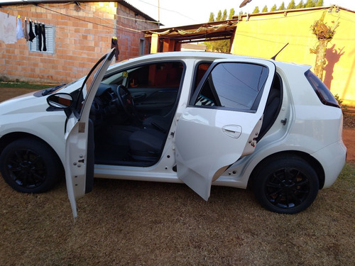 Imagem 1 de 9 de Fiat Punto 2014 1.4 Attractive Flex 5p