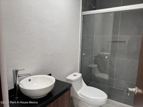 Casa De 4 Recámaras Con 1 En Planta Baja - Venta. El Mirador