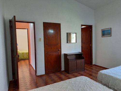 Casa Sola En Lomas De Atzingo, Cuernavaca, Morelos - Ber-1024-cs*