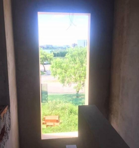Imagen 8 de 12 de Lindisima Casa En Venta De 2 Pisos Con Pileta A La Laguna!