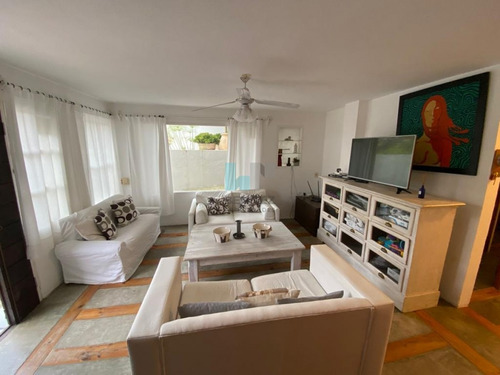 Casa De 4 Dormitorios En Venta. La Barra, Punta Del Este.- Ref: 8839