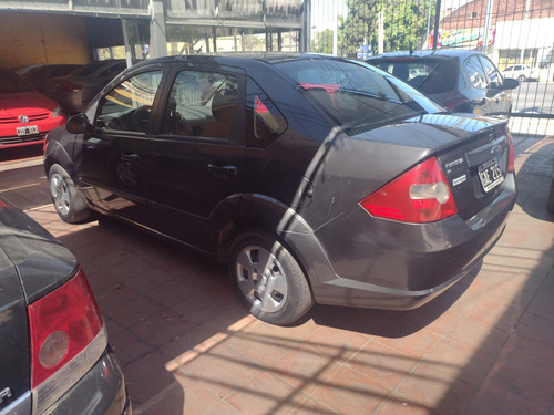 Imagen 4 de 8 de Ford Fiesta Max Ambiente Olust