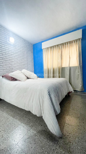 Casa Com Construcción Al Fondo - Dos Dormitorios - La Teja