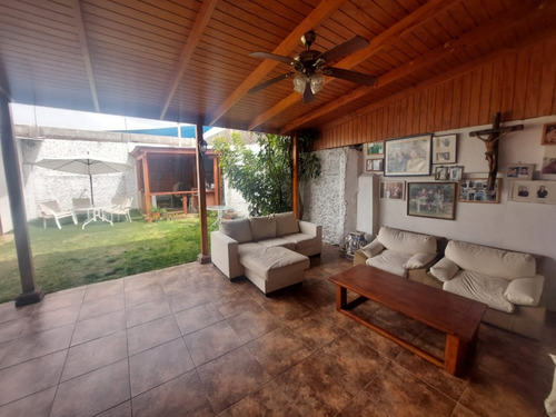 Se Vende Amplia Y Cómoda Propiedad Con Excelente Ubicación