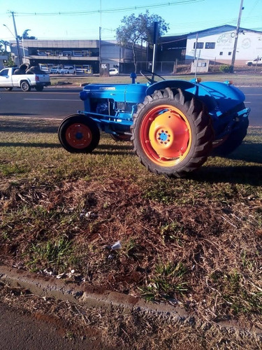 Trator Ford Dexta Antigo
