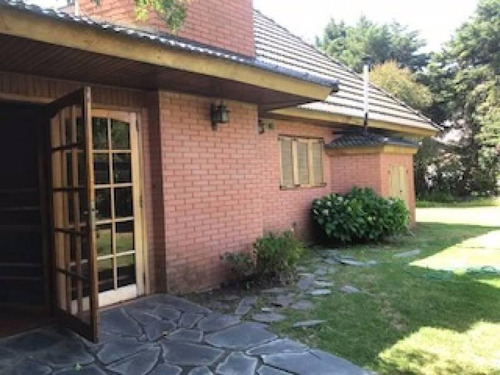 Chalet Clasico En Esquina.venta En Country San Diego