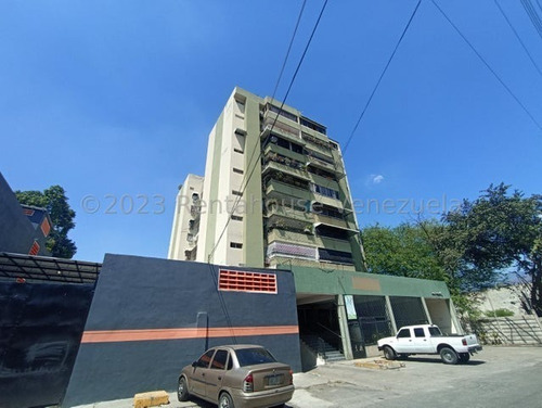 Apartamento En Venta Amoblado Zona Centro Maracay 23-20749 Df