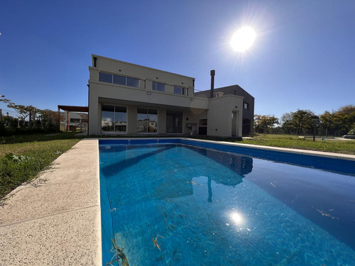 Casa En Venta En Barrio Santa Elena, Pilar Del Este