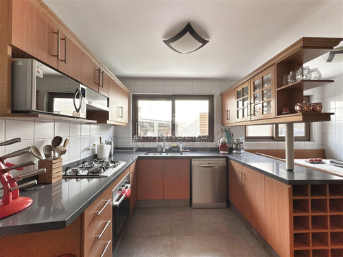 Casa En Arriendo De 7 Dorm. En Las Condes