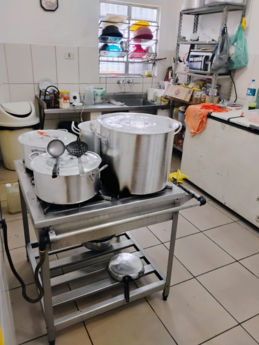 Mercado Com Espaço De Restaurante