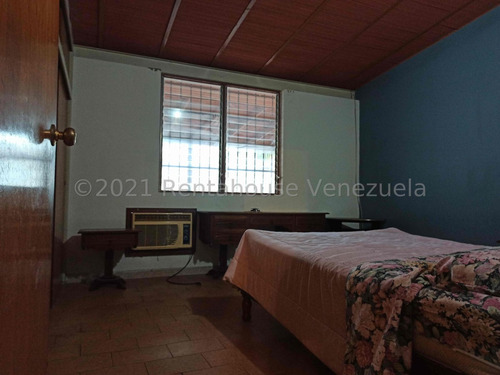 Compra Casa Comercial En Venta En Andrés Bello Maracay Excelente Ubicación Lista Para Remodelar A Su Gusto Nela 25-12421