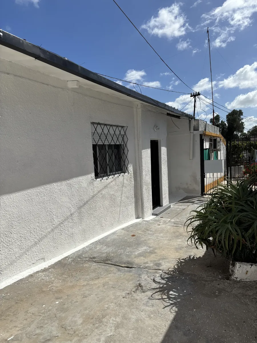 Casa Lateral.  Soleada.  2 Dormitorios.  Patio De 30m.  Entrada Para Moto. · Foto 2