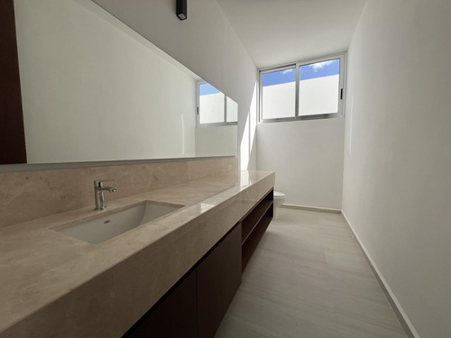 Casa En Venta Merida, Privada, De 659 Mt De Construccion.