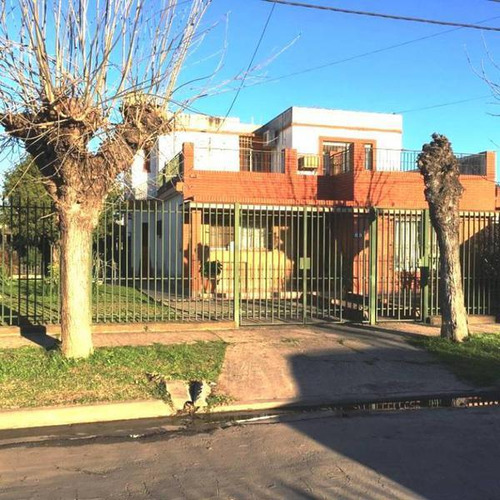 En Venta. Importante Casa Con Amplio Jardin. 900m2 Pellegrin