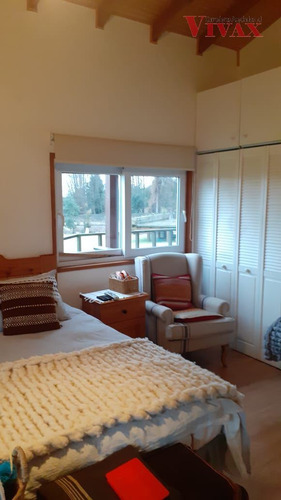 Casa Y Cabaña De Visitas, En Venta Amobladas, 6 D. En Pucón