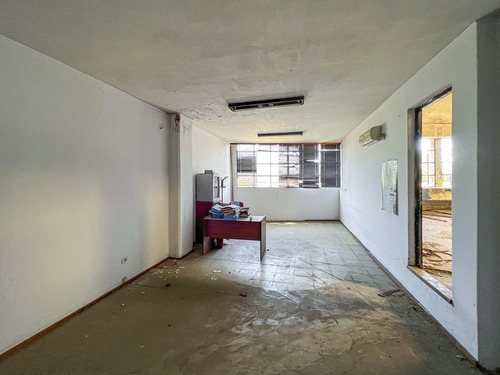 Mega Local En El Cruce Alberdi Con 1340m²