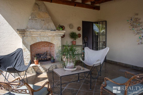 Imagen 4 de 23 de This Home Is Alive With Color, Light, And Artistic Details!
