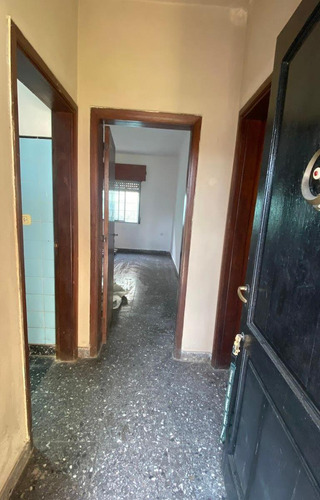 Casa En Venta - 2 Dormitorios 1 Baño - Cochera - 200mts2 - Lomas De Zamora
