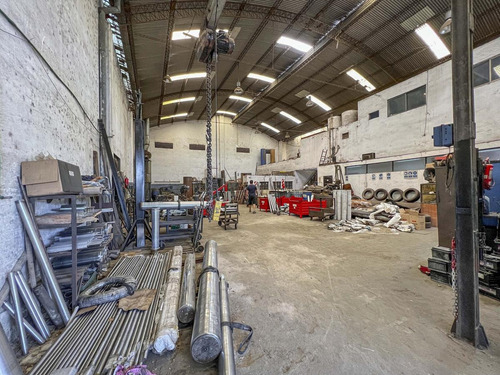Mega Local En El Cruce Alberdi Con 1340m²