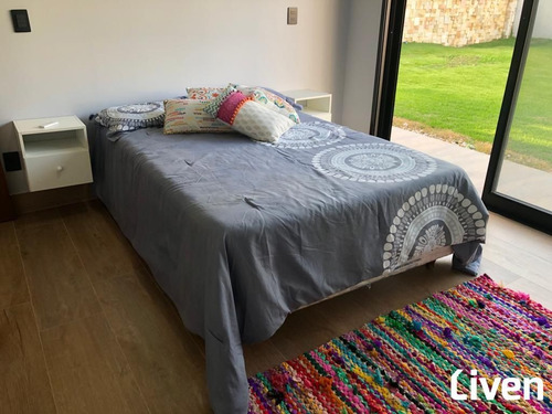Imagem 26 de 30 de Maravilhosa Casa De 520m² Com 5 Suítes, Amplo Quintal, Área Gourmet, Piscina, 4 Vagas No Urbanova - 9400