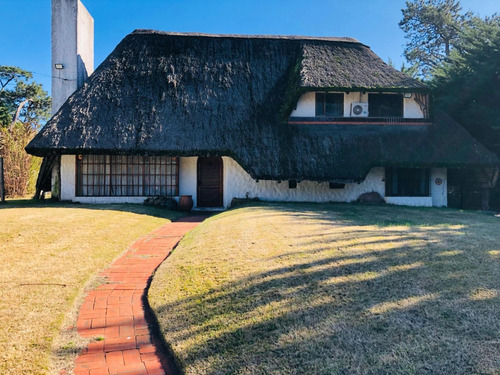 Hermosa Casa Estilo Quincho Alquiler Anual 