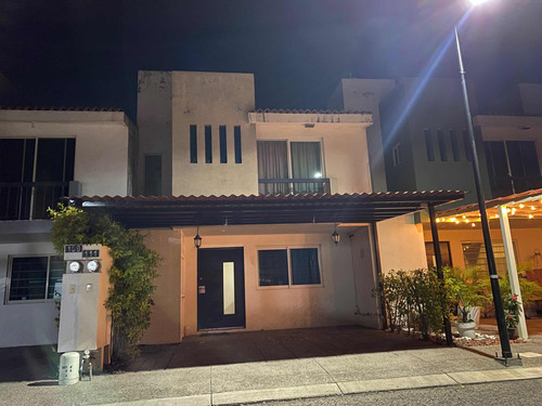 Se Vende Casa En Residencial Galerías