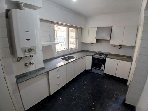 Departamento En Alquiler Tres Dormitorios. Balcón, Cocina Separada.