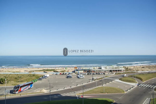 Vende Apartamento De 3 Dormitorios En Torre Imperiale I, Frente Al Mar, Punta Del Este 