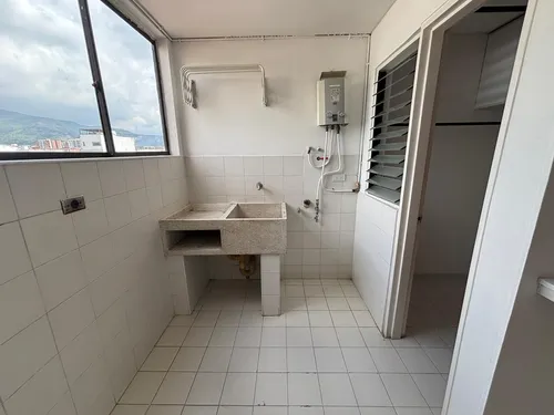 Venta De Apartamento En El Sector La Flora, Area 110 M2 Con Ascensor, Dos Parqueaderos Propios.