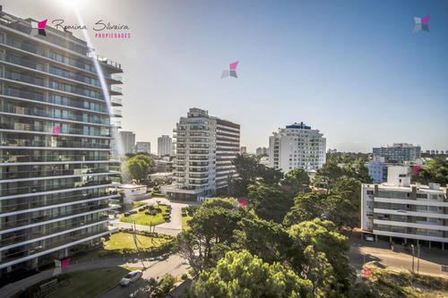 Venta De Apartamento De 2 Dormitorios Y Dependencia En Torre Esmeralda Punta Del Este