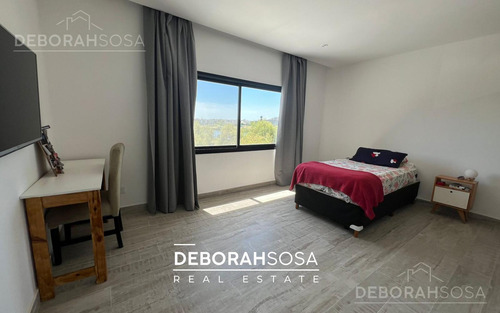 Casa En Venta Cuatro Dormitorios Seis Ambiente A La Laguna Pileta El Naudir Escobar