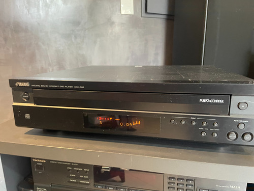 Compactera Yamaha Cdc-585 220v Lee Todo- Rca Y Optica Digit Negro (Usado)