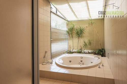 Casa En Venta De 4 Dorm. En Las Condes