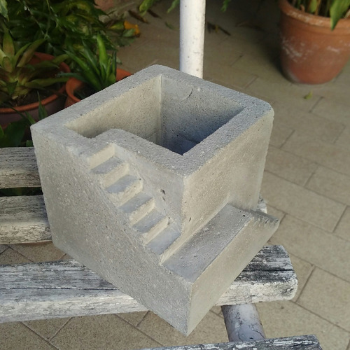 Imagen 1 de 4 de Maceta Cuadrada 12cm Con Escalera Cemento Ideal Suculentas