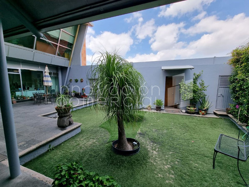 Edificio De Oficinas En Venta En Lomas De Querétaro, Con Recepción Y Sala De Jun