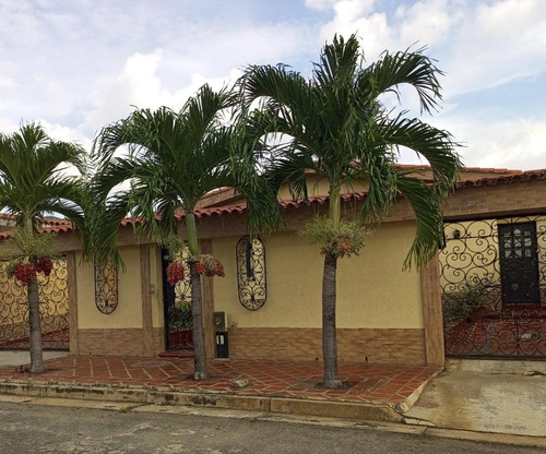 Imagen 4 de 28 de Casa Céntrica Calle Cerrada Sin Amoblar, Aire Acondicionado Central, Estilo Colonial En Alquiler Y/o Venta Trigal Norte (hg)