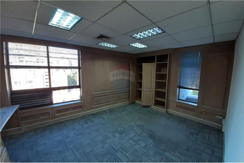 Exclusiva Oficina En Barrio Corporativo El Golf