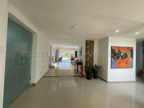23-30160 Venta Hermosa Casa, Completamente Remodelada Y Decorada Con Muy Buen Gusto