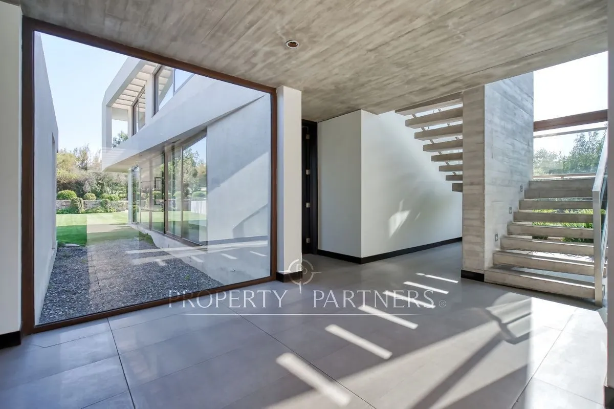 Imagen 2 de 30 de Moderna, Luminosa En Condominio Con Excelente Seg...