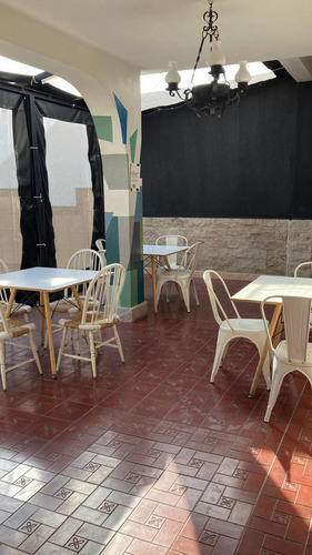Destacada Vivienda, 5 Dormitorios En Ciudad De Mza