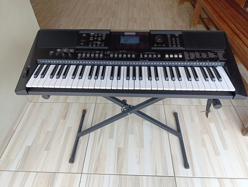 Teclado Yamaha Psr-e463 + Capa + Suporte + Pedal Usado Preto (Usado)