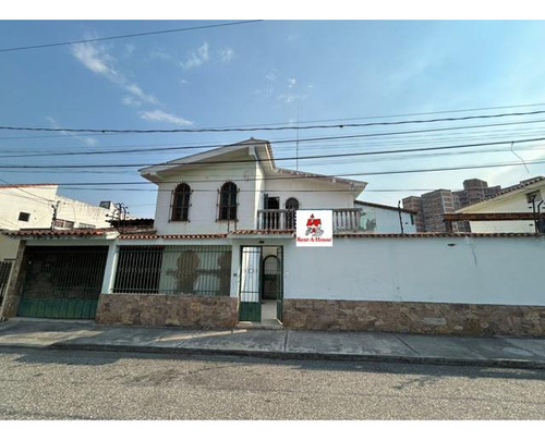 Maira Morales Vip  Vende Espaciosa Casa En Remodelación En Zona Este De La Ciudad De Barquisimeto