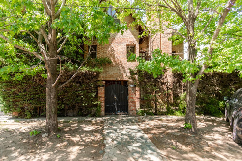 Importante Casa Llena De Comodidades Y Gran Jardin En Lomas La Merced.