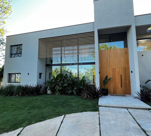 Casa De 3 Dormitorios En Venta, Pileta. Barrio Cerrado, Escobar, G.b.a. Zona Norte