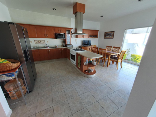 Hermosa Residencia En Centro Sur, Claustros Del Sur, C.342 M2, 3 Niveles