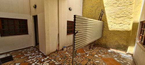 Edificio, Reciclaje Con 4 Apartamentos. Dos En Planta Baja Con Patios Y Dos En Planta Alta Duplex Tza, Alquilados Con Garantía, Excelente Renta !!! Oportunidad De Inversión!