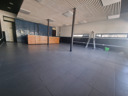 Se Arrienda Local Comercial De 84 M2 De Planta Libre A 2.400