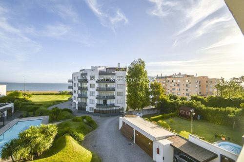 Excelente Apartamento De Tres Dormitorios Frente Al Mar - Punta Del Este- Ref: 2701