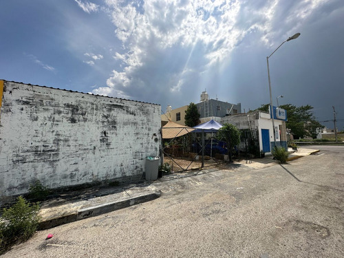 Casa En Venta De Dos Pisos En Esquina Con Locales, Caucel, Entrega Inmediata.