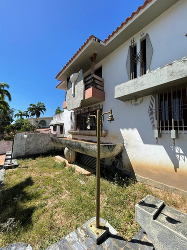 Jose R Armas, Vende Casa Lujosa En Urbanizacion La Viña. Sky Group.